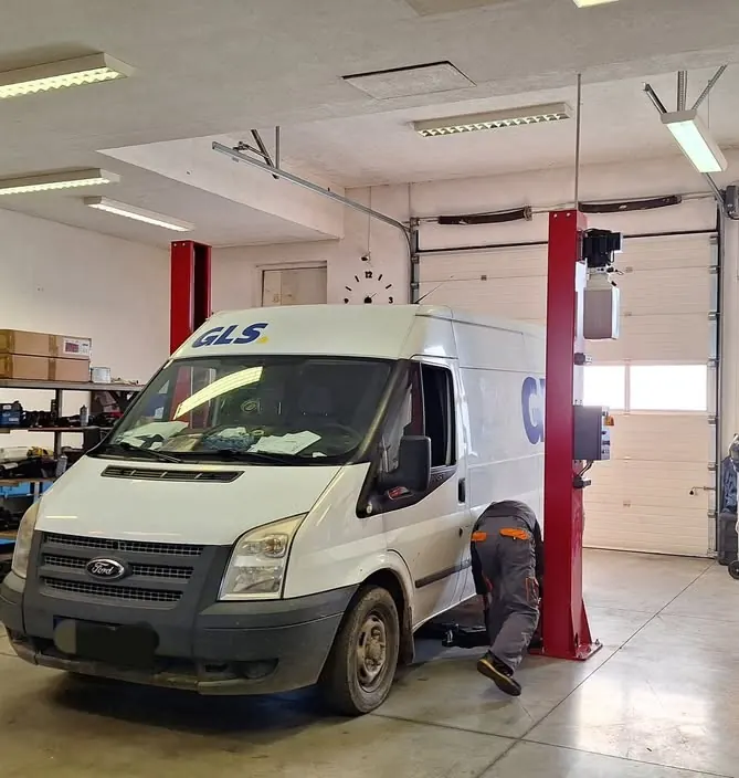 GLS-matricás Ford Transit a Grantech műhelyében
