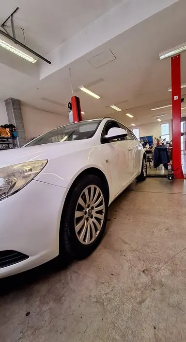 Fehér Opel Insignia a Grantech műhelyében