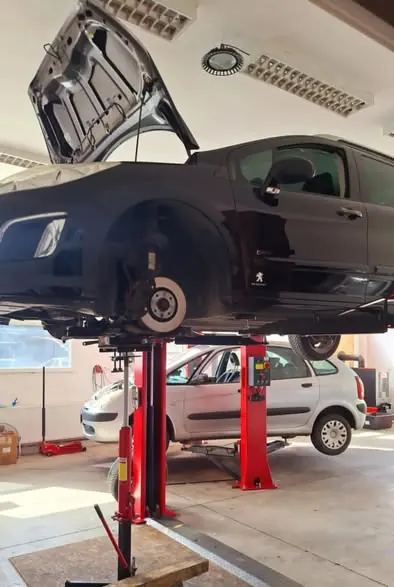 Peugeot emelőn, leszerelt kerékkel