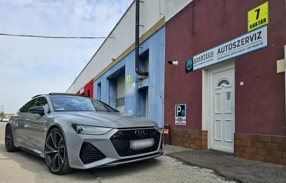 Szürke Audi RS7 a Grantech autószerviz épülete előtt