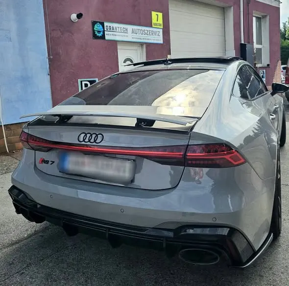Az Audi RS7 hátulról a szerviz bejáratánál