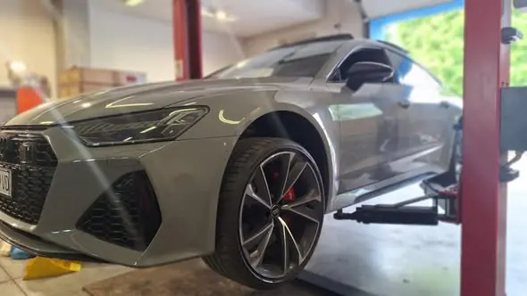 Az Audi RS7 az emelőn a műhelyben