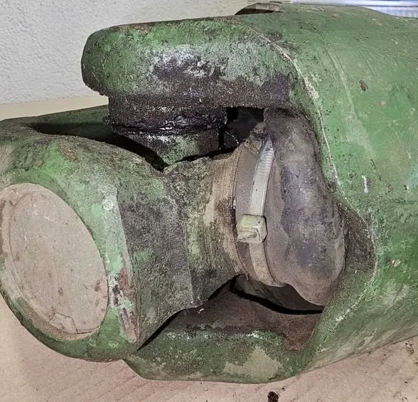 A John Deere kardántengely villája érkezéskor, kopott és sérült állapotban