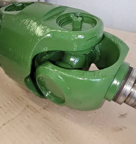 A felújított, zöldre festett John Deere kardáncsukló