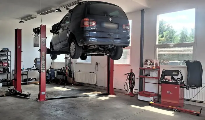 Volkswagen egyterű emelőn a Grantech műhelyében