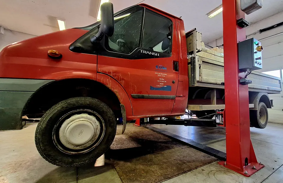 Ford Transit halszállító emelőn kardántengely-felújításra