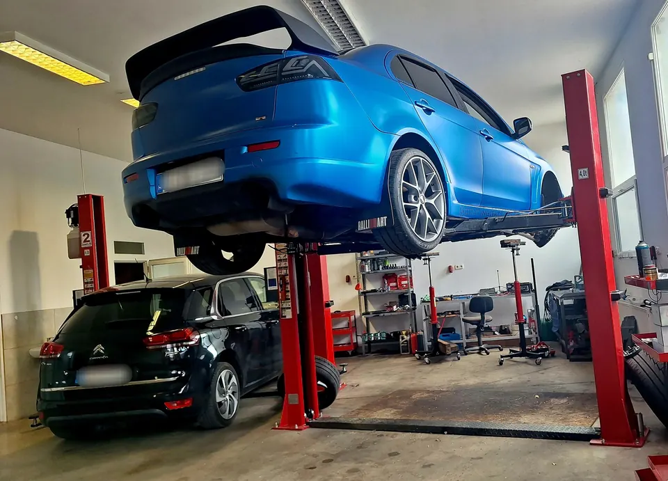 Kék Mitsubishi Lancer emelőn a Grantech műhelyében