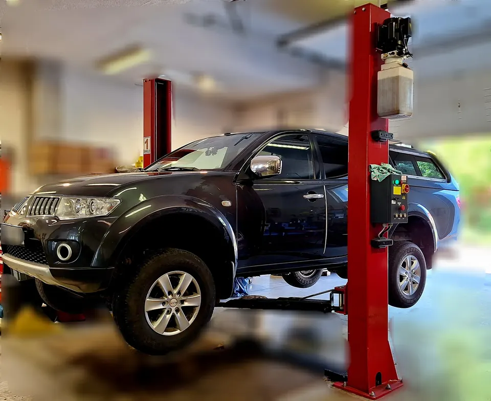 Mitsubishi terepjáró emelőn kardántengely-javításra