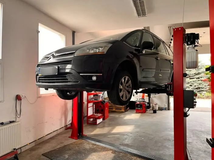 Citroën C4 Picasso emelőn a Grantech műhelyében