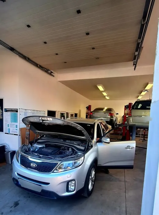 Kia Sorento nyitott motorháztetővel a Grantech műhelyében