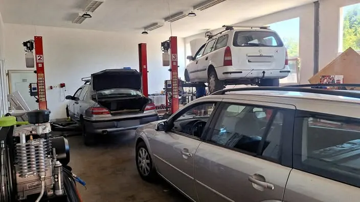 Autók emelőn és a műhely padlóján a Grantech szervizben