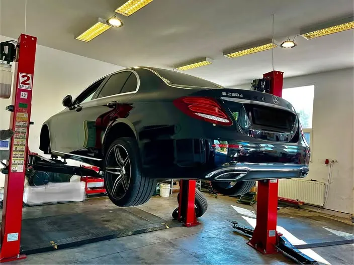 Fekete Mercedes E-osztály emelőn a Grantech műhelyében