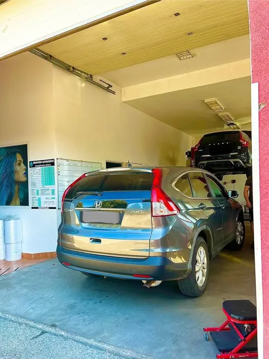 Honda CR-V a Grantech műhelyének bejáratánál