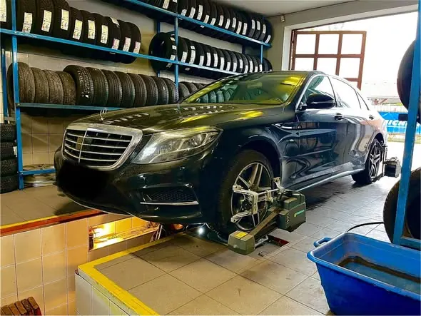 Mercedes S-osztály futóműbeállításon a partnerműhelyben