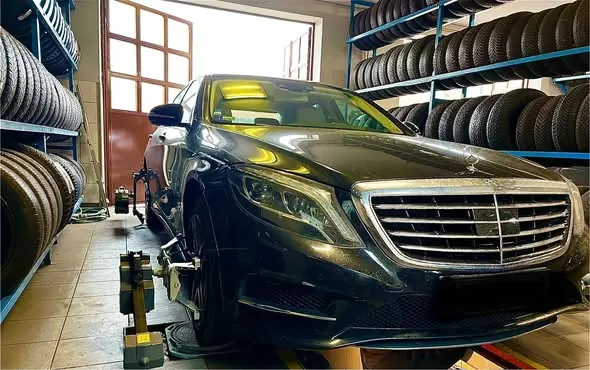 A Mercedes elölről a futóműbeállító berendezésen