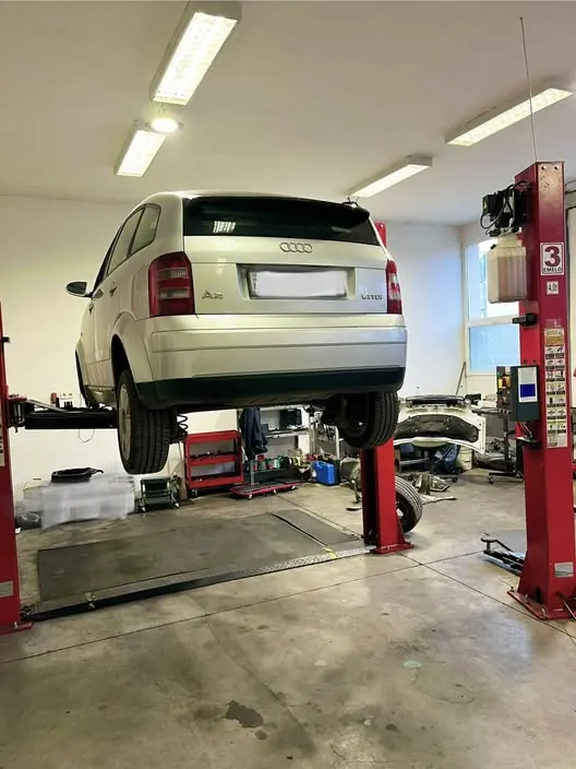 Ezüst Audi A2 emelőn a Grantech műhelyében
