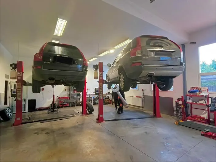 Két Volvo XC90 emelőn a Grantech műhelyében