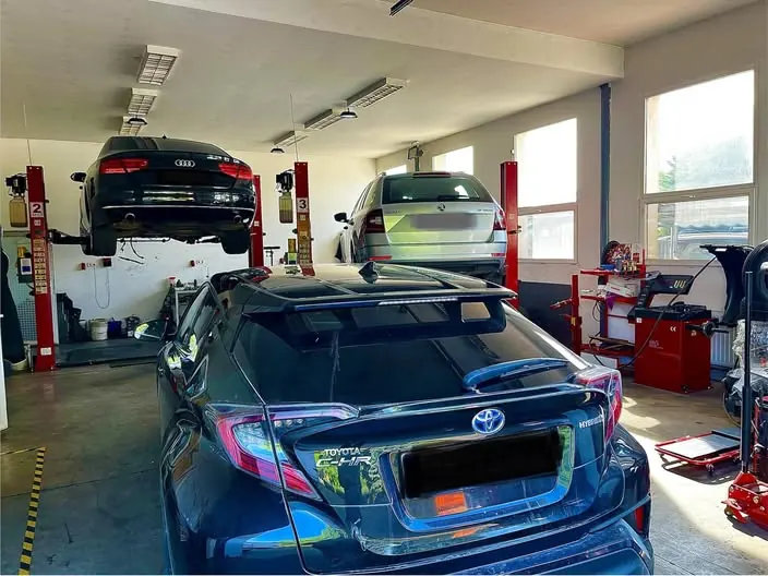 Toyota és további autók a Grantech műhelyének emelőin