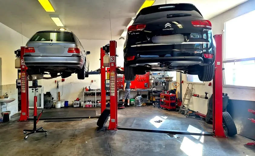Mercedes kombi és Citroën terepjáró emelőn a Grantech műhelyében