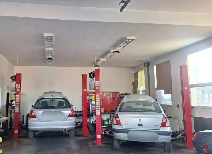 Két ezüst Renault a Grantech műhelyének emelőinél
