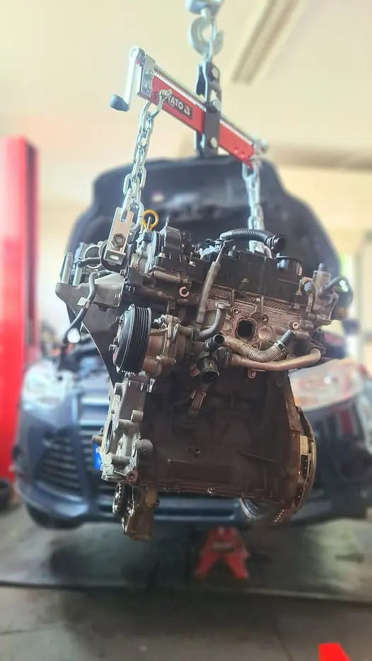 Motordaruval kiemelt motor egy Ford Focus felett