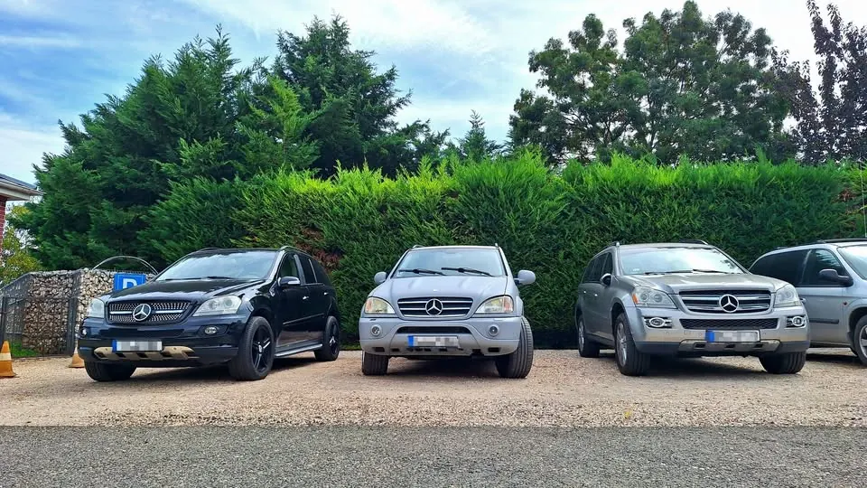 Négy Mercedes terepjáró egymás mellett a Grantech ügyfélparkolójában