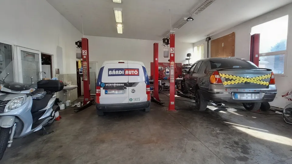 Bárdi Autó feliratú Volkswagen Caddy a Grantech műhelyében